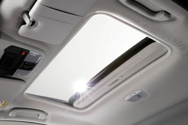 Электрически сдвижной и регулируемый по углу наклона люк<sup>3</sup>